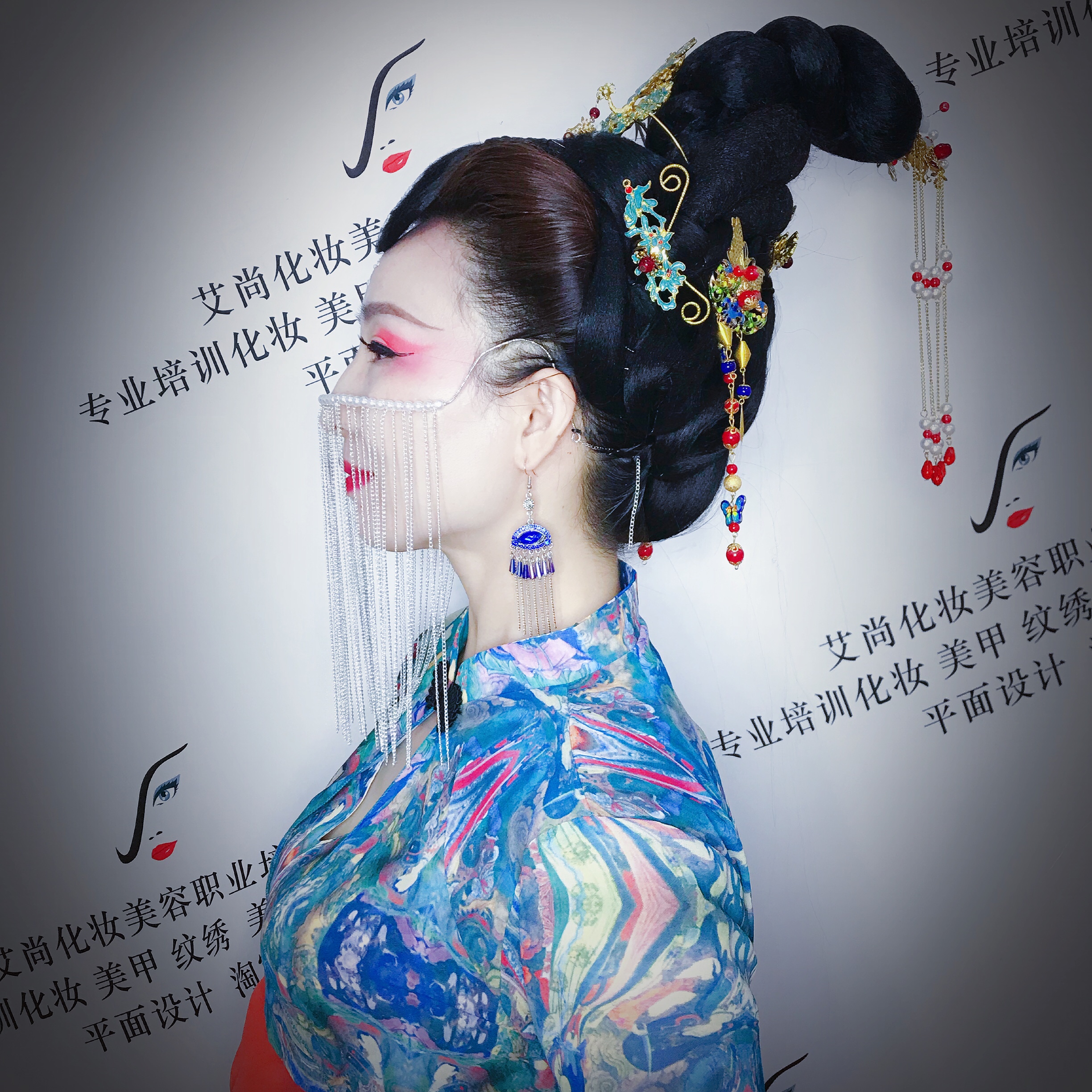 为什么学化妆去影楼不如化妆学校?漯河艾尚(图1) 为什么学化妆去影楼不如化妆学校?漯河艾尚(图1)