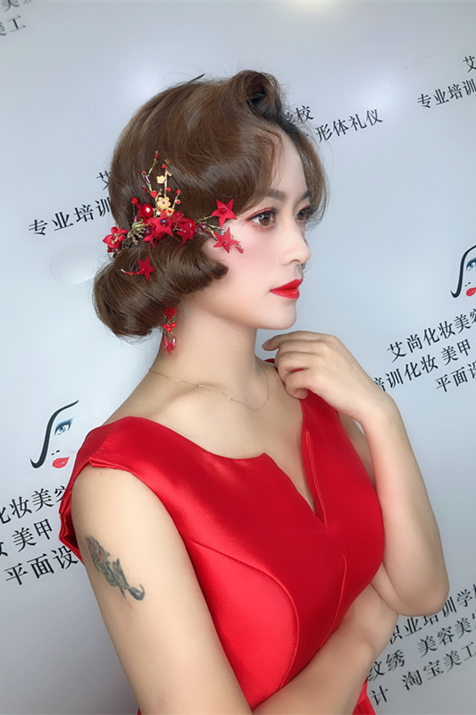 学化妆技术彩妆造型到漯河艾尚,专业的化妆学(图1) 学化妆技术彩妆造型到漯河艾尚,专业的化妆学(图1)
