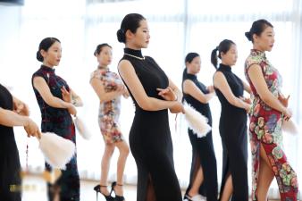 你知道形体礼仪对我们的作用吗?艾尚形体礼仪培训(图2) 你知道形体礼仪对我们的作用吗?艾尚形体礼仪培训(图2)