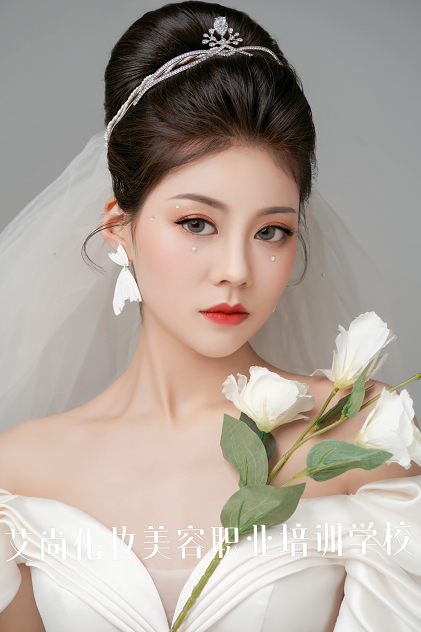 新娘化妆师怎么当?怎么样可以看更高的工资?(图1) 新娘化妆师怎么当?怎么样可以看更高的工资?(图1)