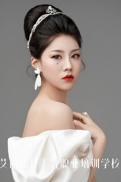 新娘化妆师怎么当?怎么样可以看更高的工资?(图2) 新娘化妆师怎么当?怎么样可以看更高的工资?(图2)