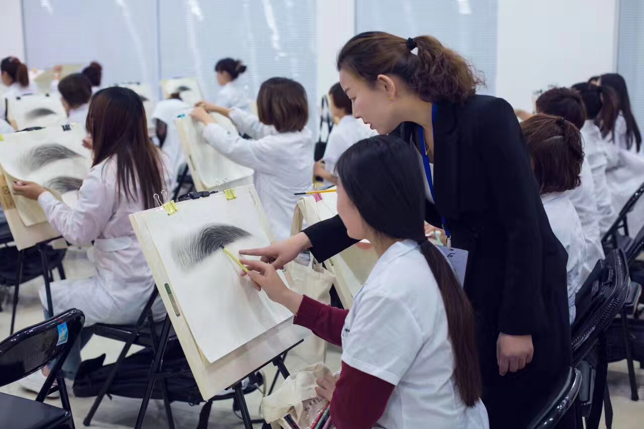 技能+学历双证护航艾尚化妆美甲培训学校(图3) 技能+学历双证护航艾尚化妆美甲培训学校(图3)