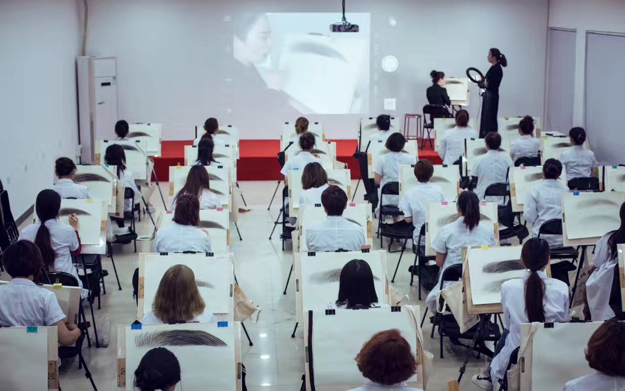 技能+学历双证护航艾尚化妆美甲培训学校(图1) 技能+学历双证护航艾尚化妆美甲培训学校(图1)