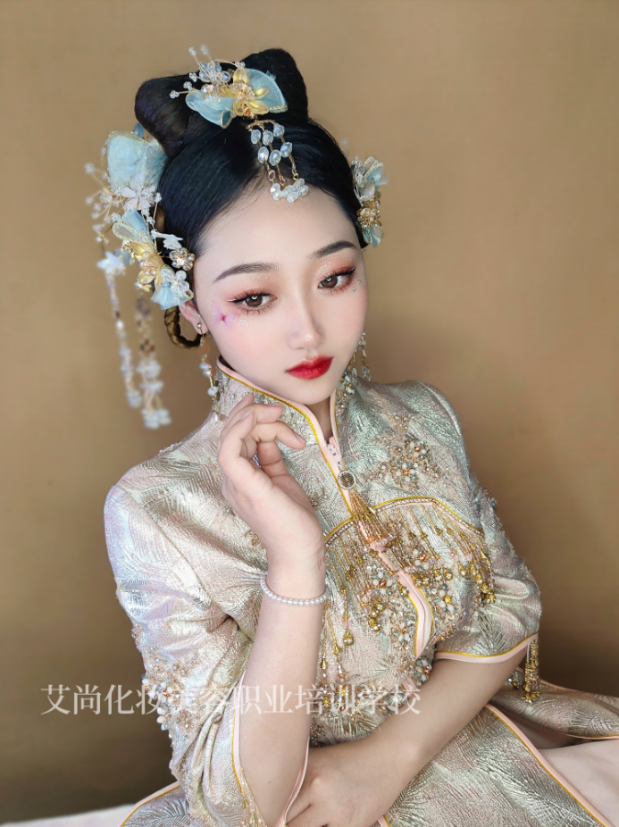 学化妆,选择哪所化妆培训学校有影响吗?(图1) 学化妆,选择哪所化妆培训学校有影响吗?(图1)